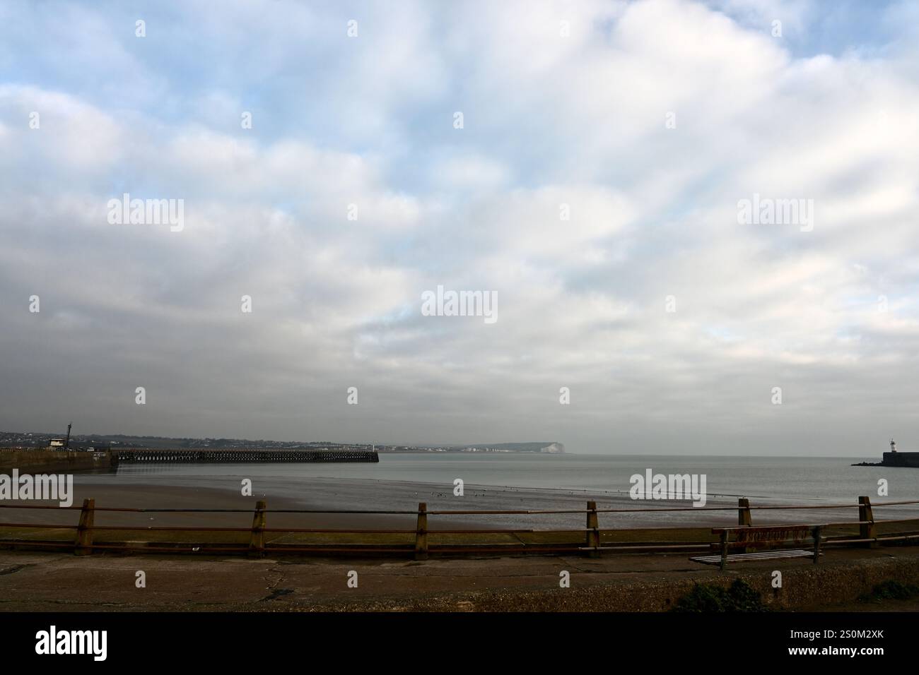 newhaven Hafenmauern mit Seaford Head in der Ferne Stockfoto