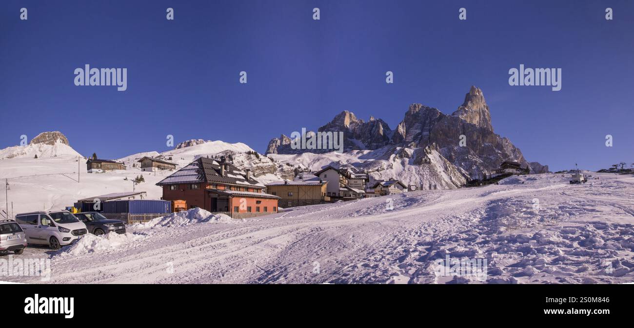 Pale di San Martino e il Cimon della Pala sulle dolomiti viste dal Passo Rolle durante giornata di Sole e cielo blu -paesaggio innevato Stockfoto