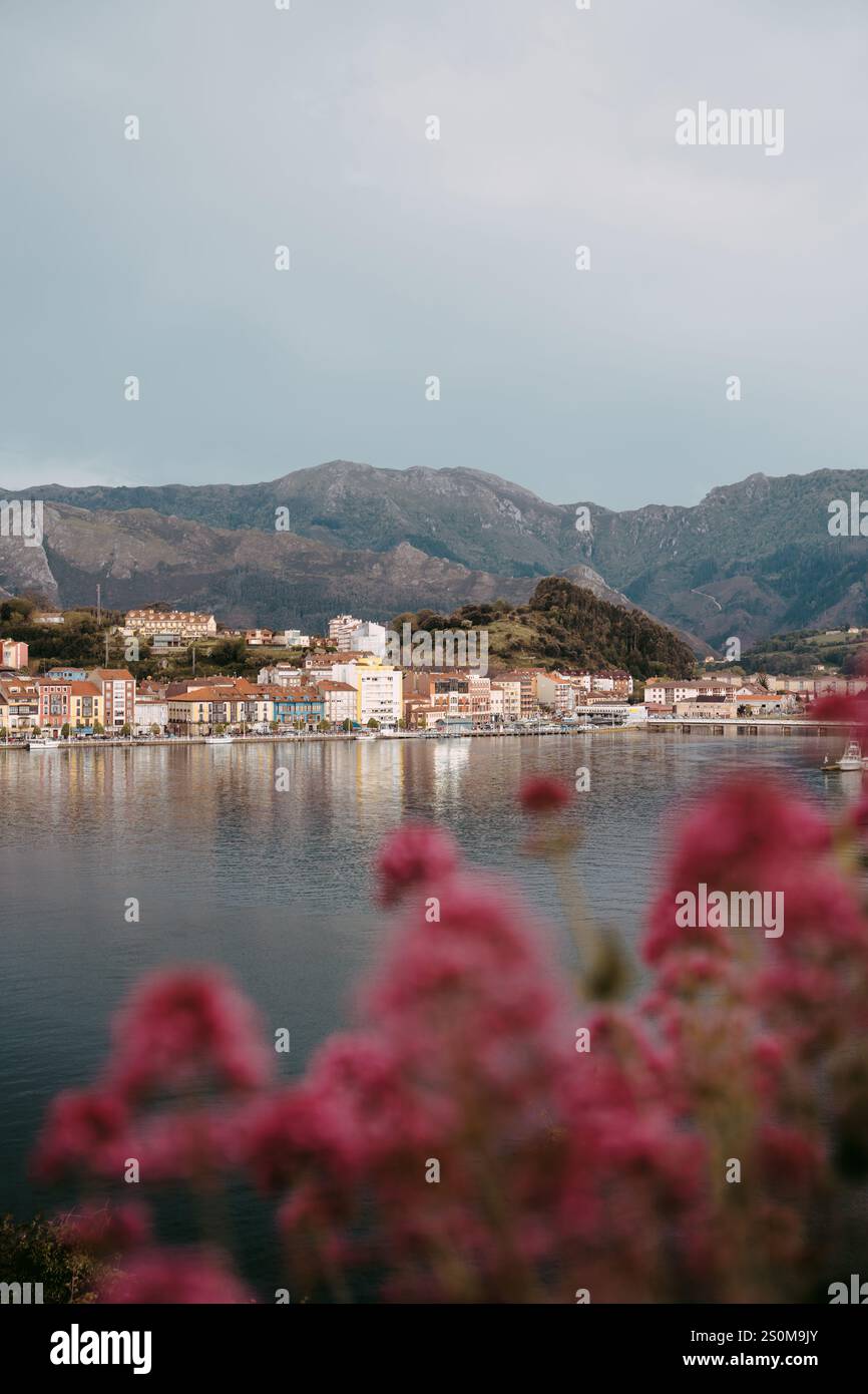 Blick auf Ribadesella, eine malerische Küstenstadt in Asturien, Spanien Stockfoto