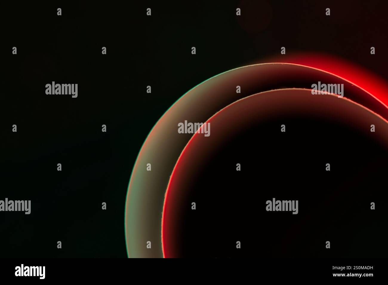 Halbkreise auf schwarzem Hintergrund mit rotem und grünem Leuchten Stockfoto