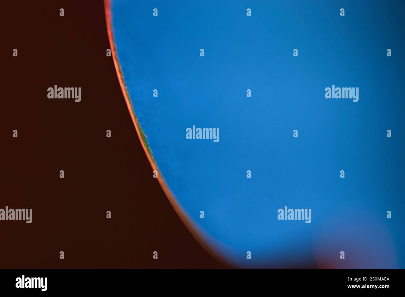 Abstrakter Hintergrund von Blau mit rotem und grünem Trennungsrand Stockfoto
