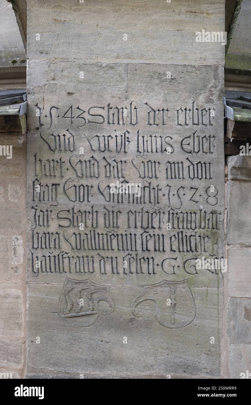 Architekturinschrift auf der spätgotischen Hallenkirche St. Georg, Dinklesbuehl, Bayern, Deutschland, Europa Stockfoto