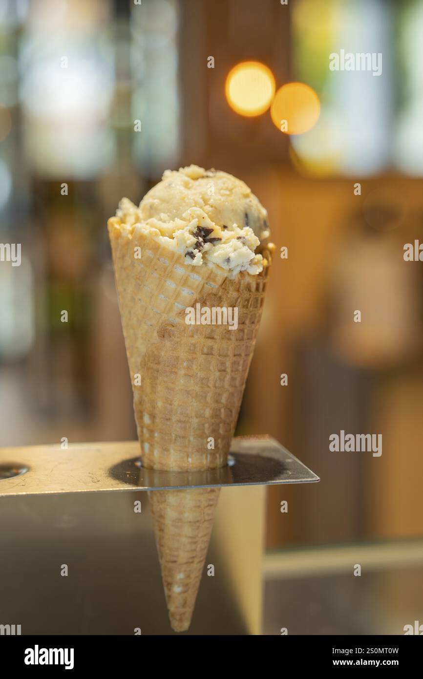 Nahaufnahme eines Vanilleeises mit Schokoladenchips in Waffeln, Bokeh-Hintergrund, Herbstkreationen im Cafe Kuh, Deckenpfronn, Deutschland, Europa Stockfoto