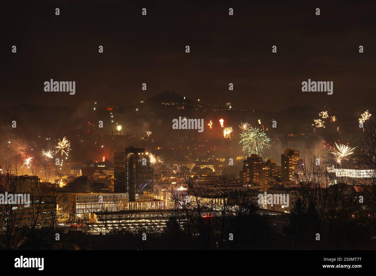 Goeppingen mit dem Hohenstaufen im Hintergrund zum Silvesterfeuerwerk 2023 Stockfoto