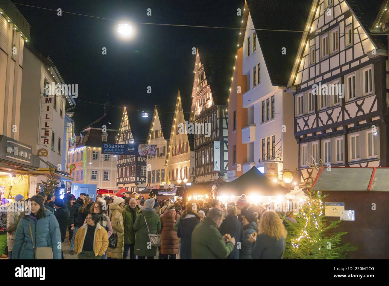 Lebhafte Straße bei Nacht mit beleuchteten Fachwerkhäusern und Weihnachtsmarktständen, Weihnachtsmarkt, Nagold, Schwarzwald, Deutschland, Europa Stockfoto