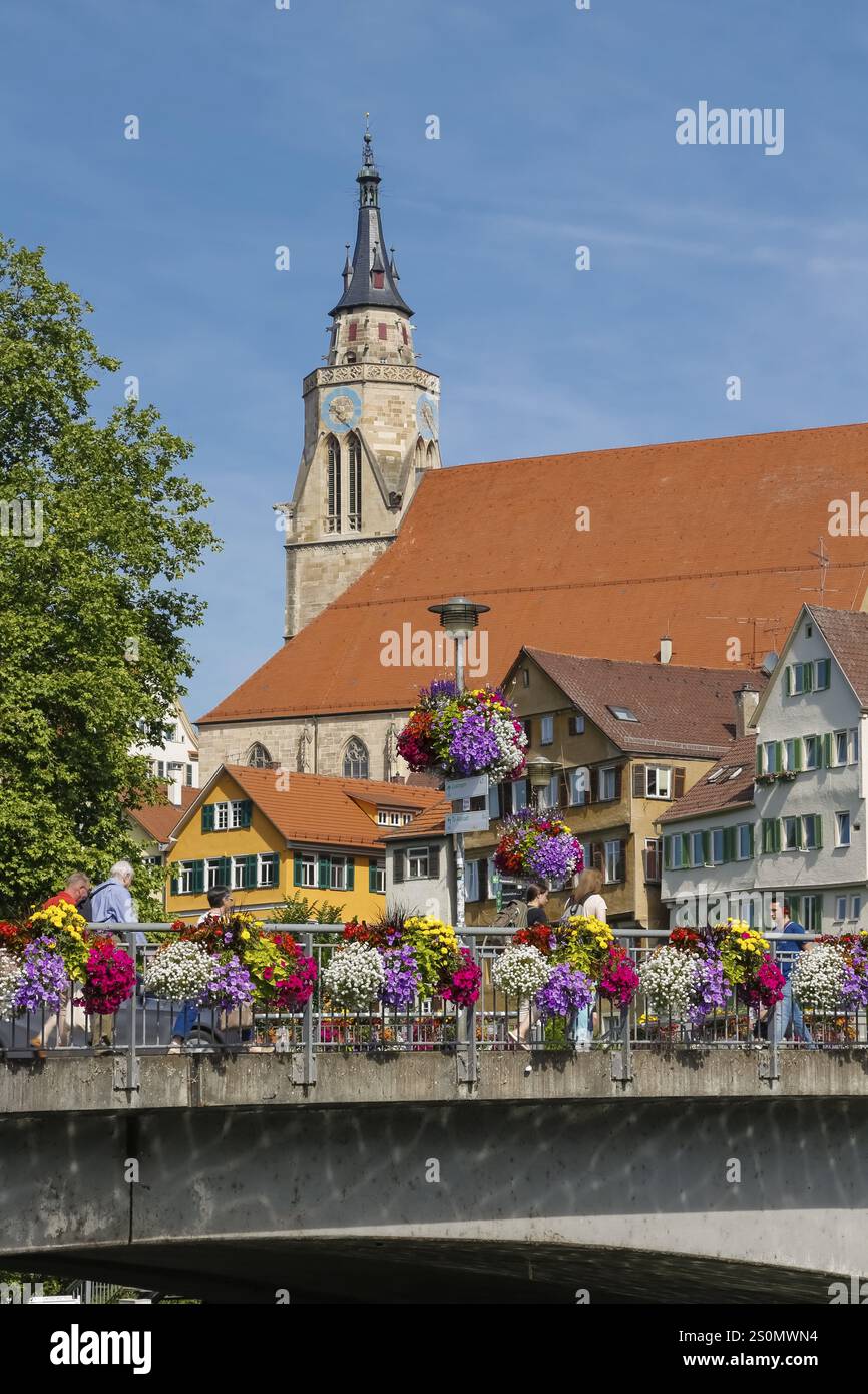Eberhardsbruecke, Neckarbruecke, Blumenschmuck, Stiftskirche zu St. Georg, evangelische Pfarrkirche, Kirche, Sakralbau, Kirchturm, Uhr Stockfoto
