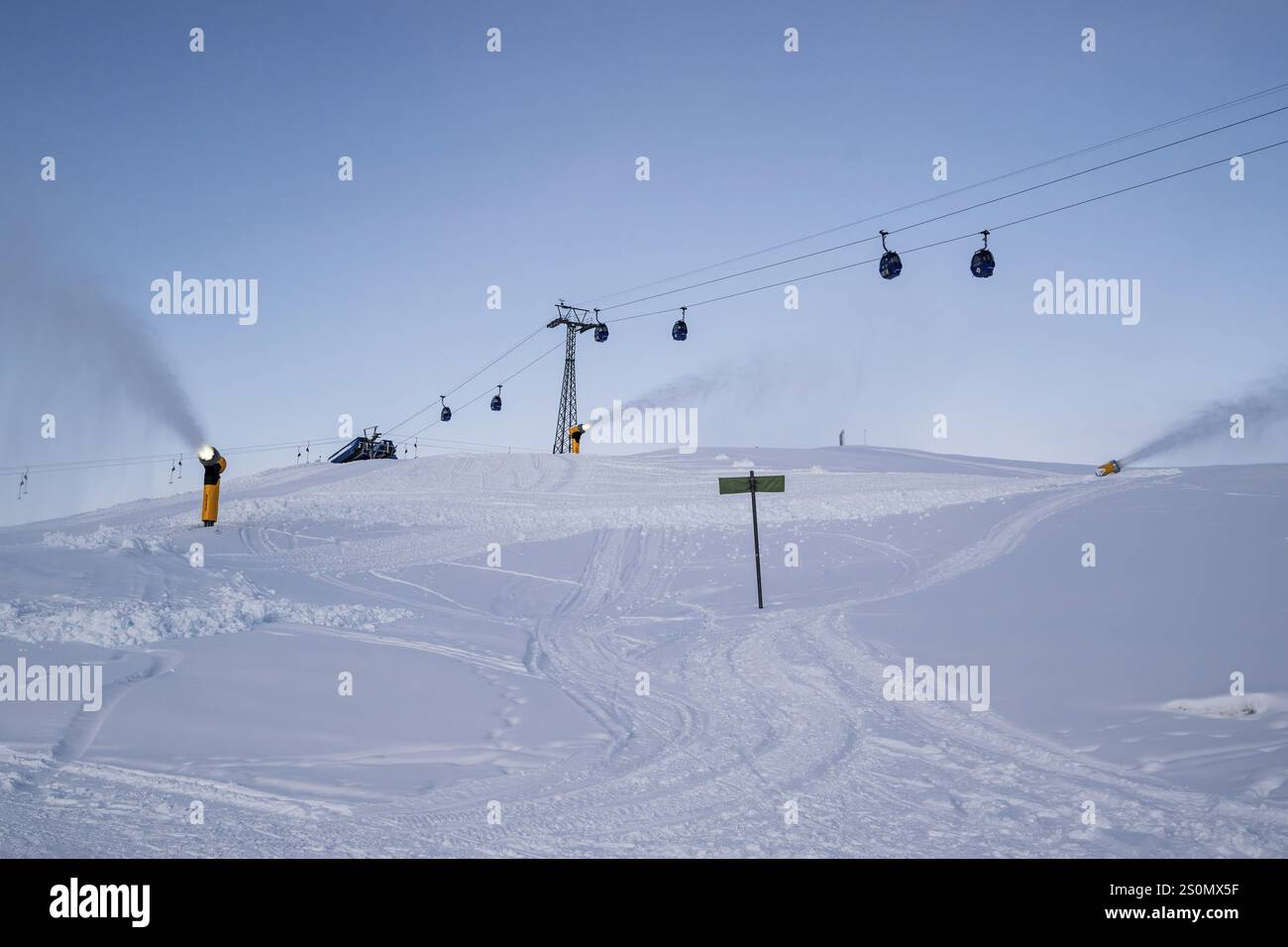 Beschneiungsanlage und Luftseilbahn, Arosa, Schweiz, Europa Stockfoto