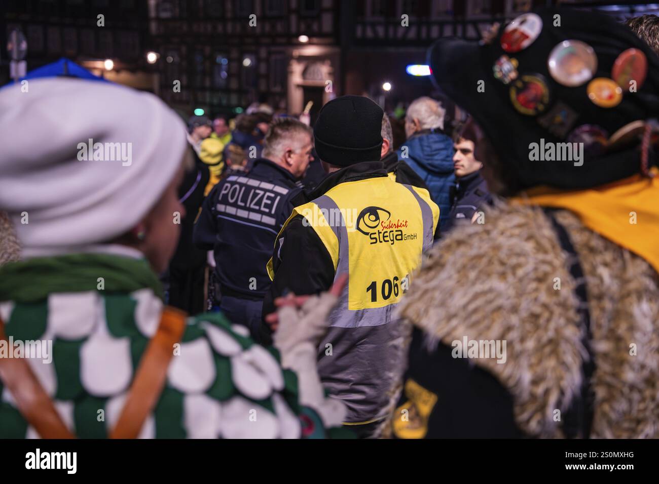 Dicht gepackte Menge in Kostümen, begleitet von der Polizei bei einer Abendveranstaltung, Karneval, Calw, Schwarzwald, Bezirk Calw, Deutschland, Europa Stockfoto