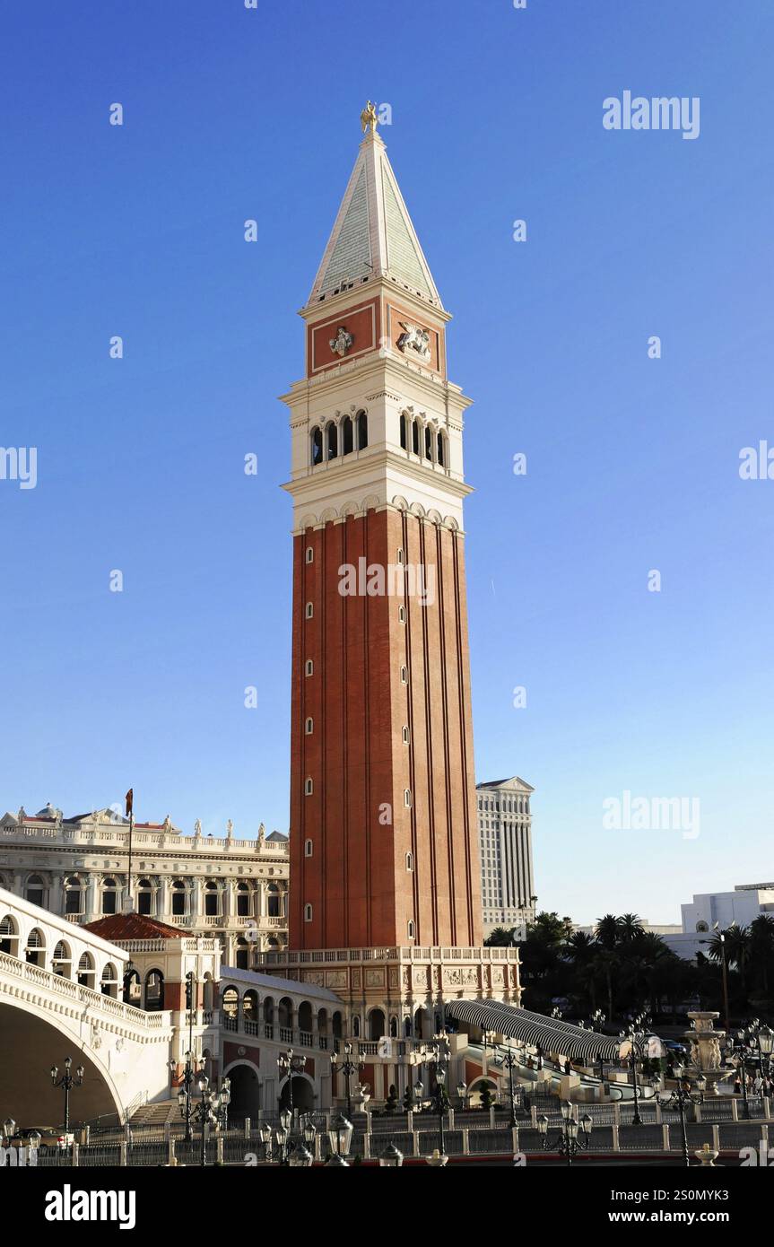 Las Vegas, Nevada, USA, Nordamerika, großer Glockenturm vor einem blauen Himmel, ein berühmtes Wahrzeichen in der Stadt, Las Vegas Strip, Nordamerika Stockfoto