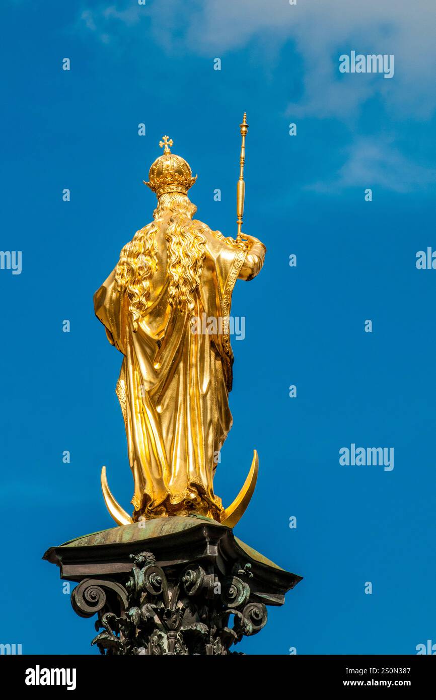 Die goldene Mariensäule auf dem Hauptplatz der Mariensäule, München, Bayern, Deutschland. Stockfoto