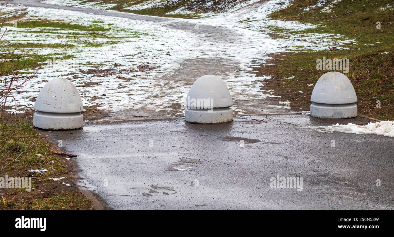 Zementbarrieren am Straßenende Stockfoto