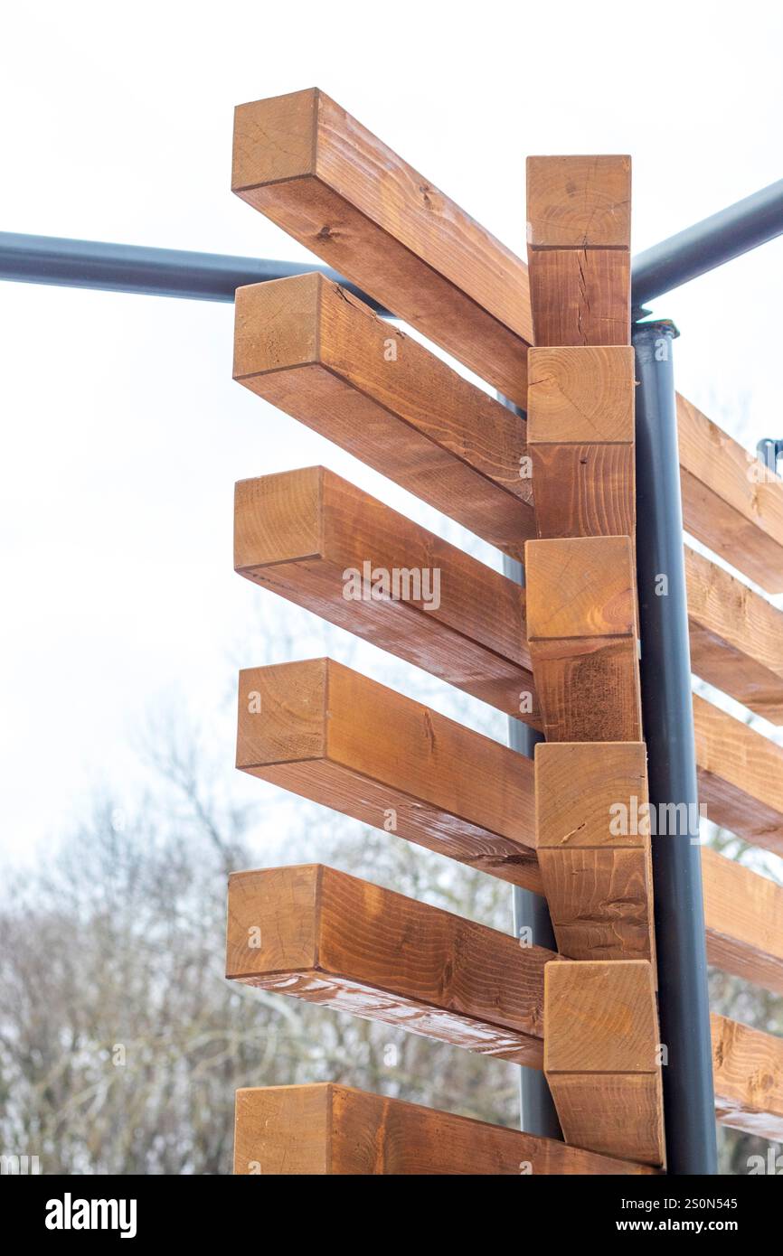 Große Holzstämme als dekoratives Element zusammengefügt Stockfoto