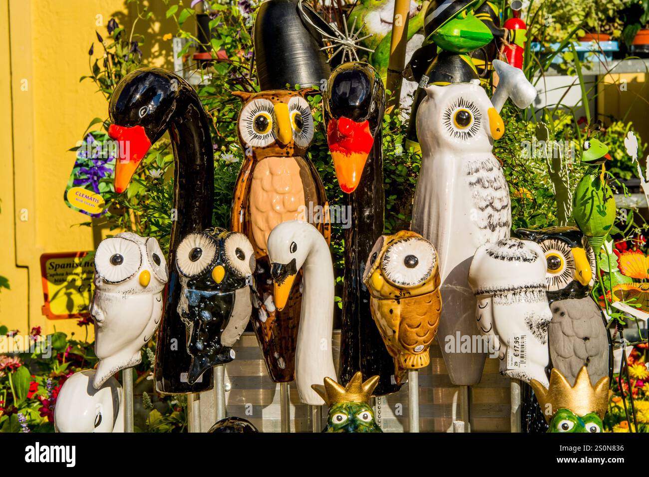 Geschnitzte Holzfiguren Souvenirs auf dem Viktualienmarkt, einem zentralen Lebensmittel- oder Bauernmarkt, München, Bayern, Deutschland. Stockfoto