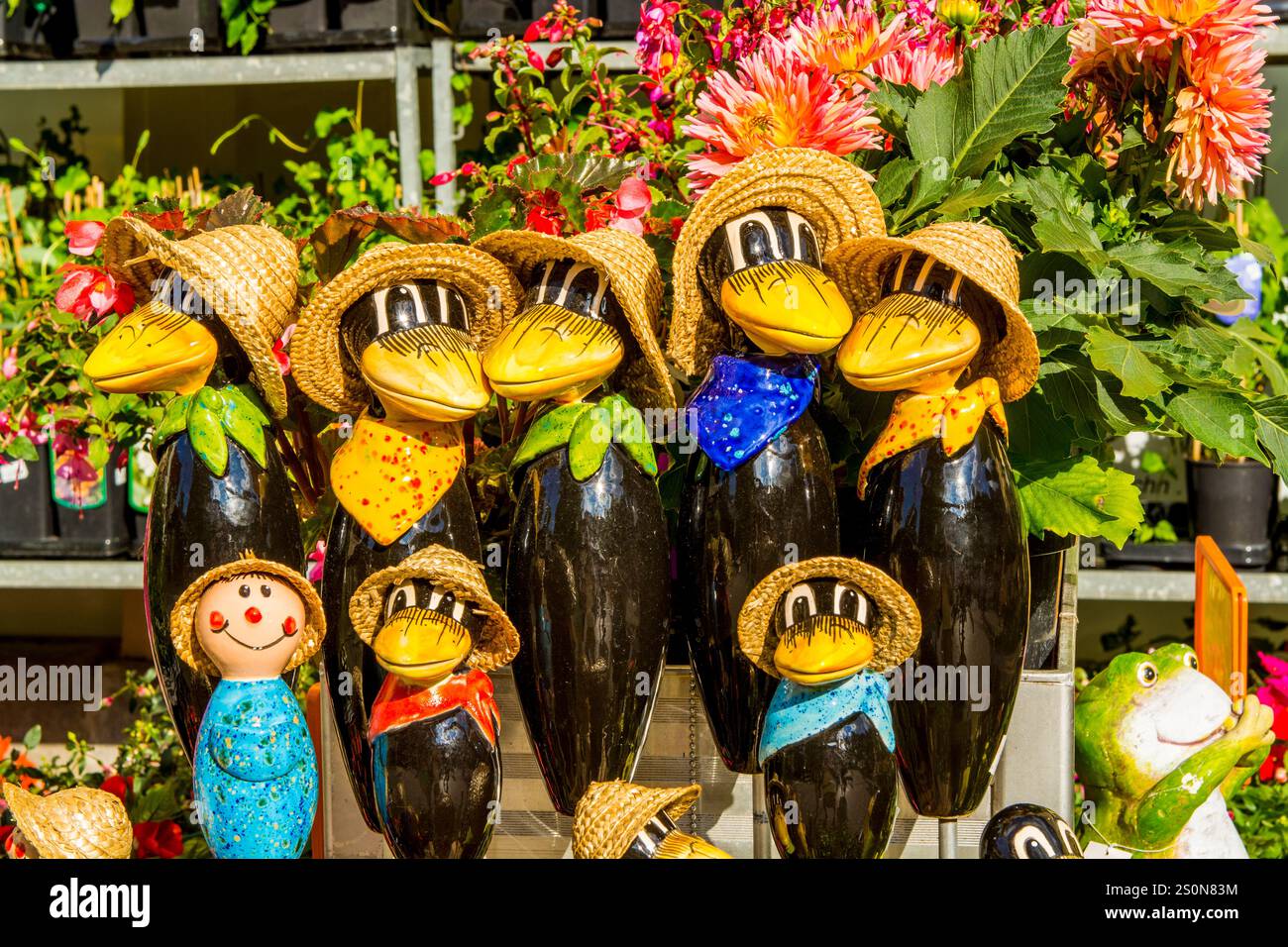 Geschnitzte Holzfiguren Souvenirs auf dem Viktualienmarkt, einem zentralen Lebensmittel- oder Bauernmarkt, München, Bayern, Deutschland. Stockfoto
