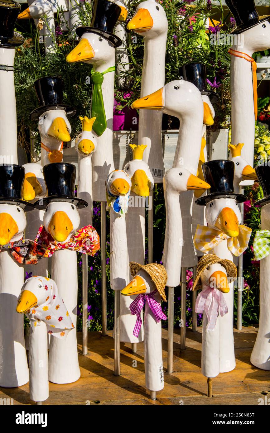 Geschnitzte Holzfiguren Souvenirs auf dem Viktualienmarkt, einem zentralen Lebensmittel- oder Bauernmarkt, München, Bayern, Deutschland. Stockfoto