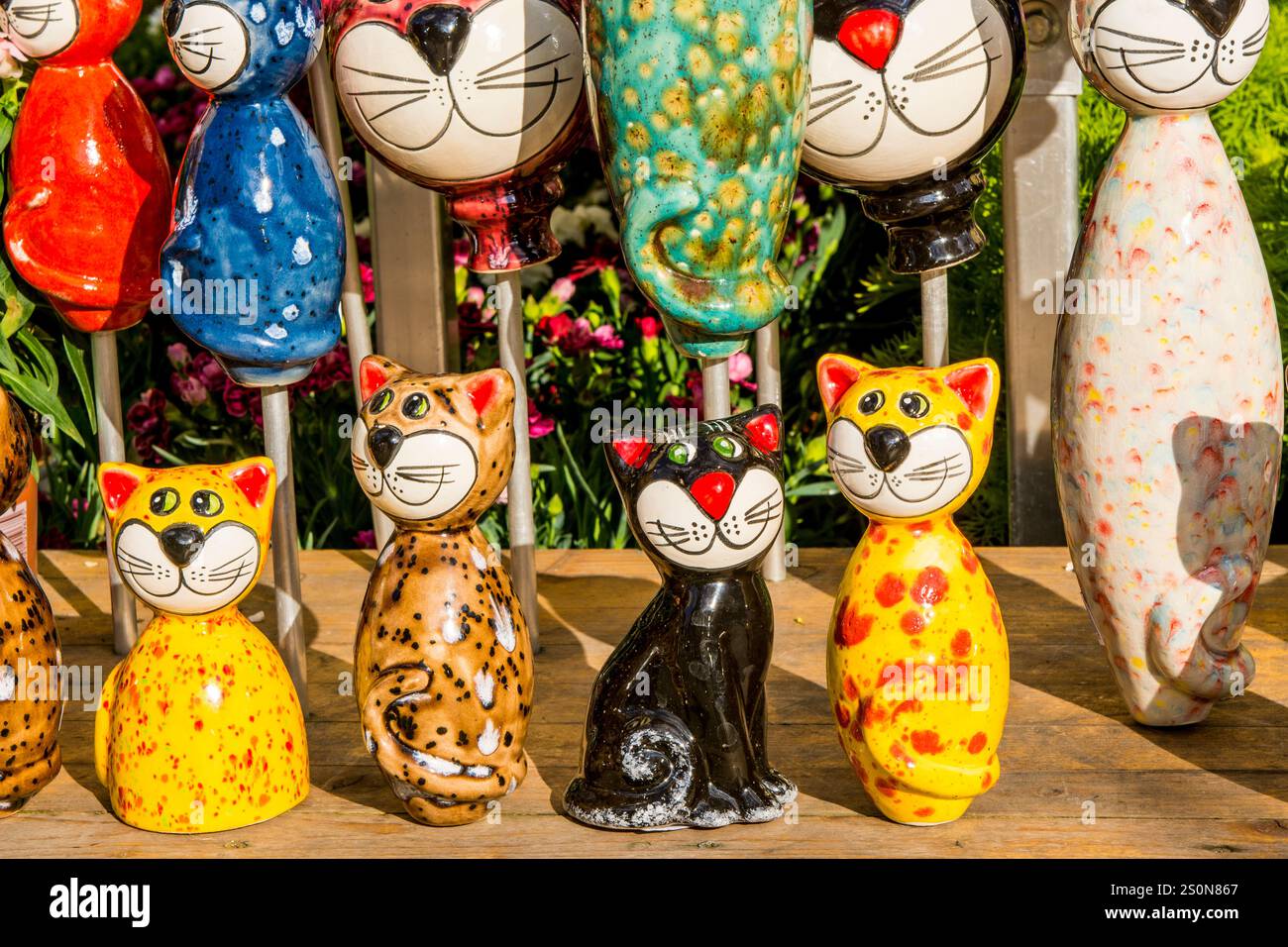 Geschnitzte Holzfiguren Souvenirs auf dem Viktualienmarkt, einem zentralen Lebensmittel- oder Bauernmarkt, München, Bayern, Deutschland. Stockfoto