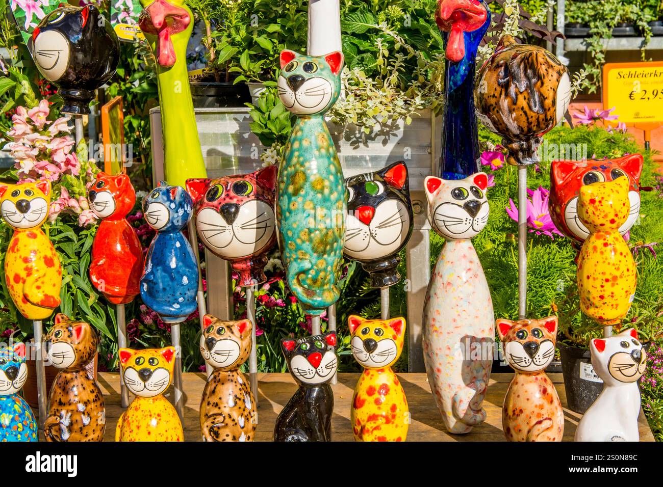 Geschnitzte Holzfiguren Souvenirs auf dem Viktualienmarkt, einem zentralen Lebensmittel- oder Bauernmarkt, München, Bayern, Deutschland. Stockfoto