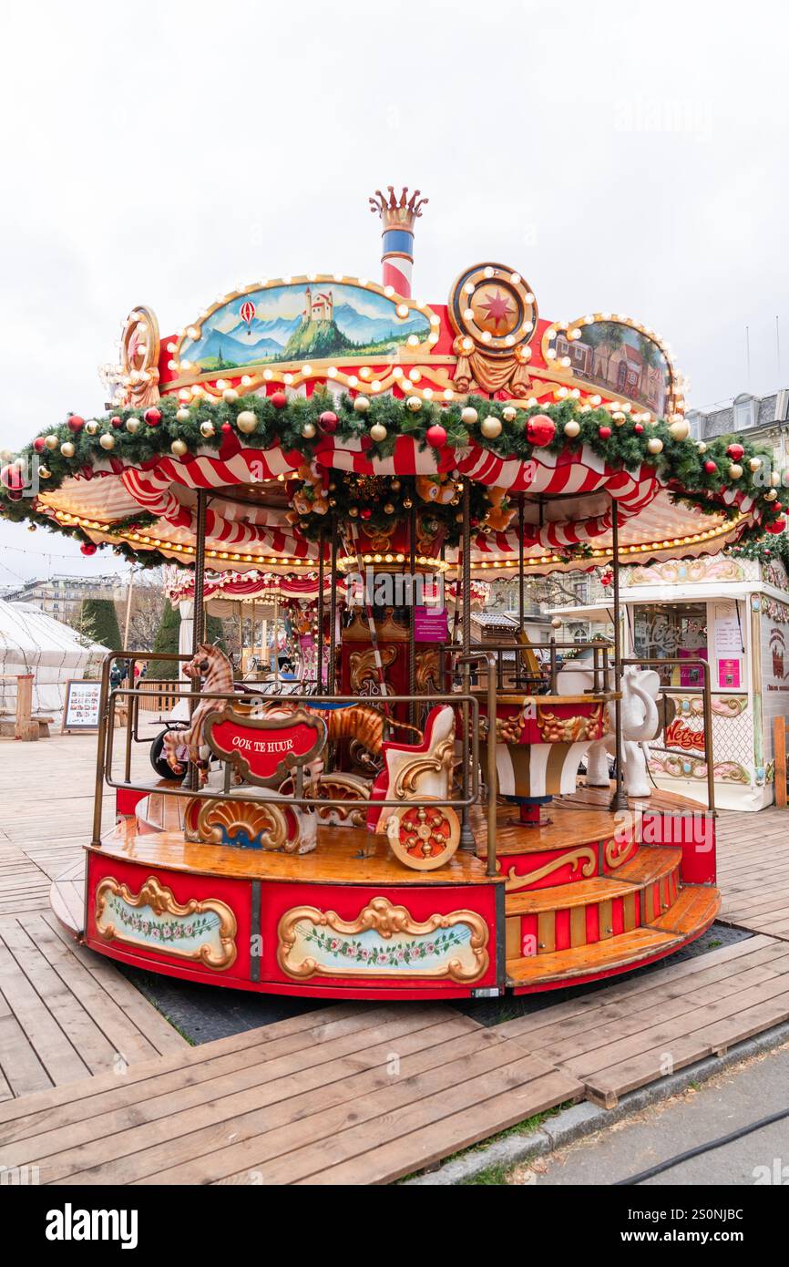 Genf, Schweiz - 10. Dezember 2024: Traditionelles Karussell (Karussell) auf dem Weihnachtsmarkt Noel Au Quai in Genf, Schweiz Stockfoto