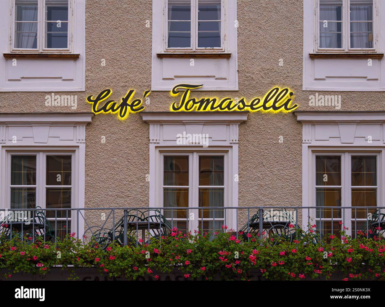Salzburg, Österreich - 24. Oktober 2024: Cafe Tomaselli ist eines der historischsten und berühmtesten Kaffeehäuser in Salzburg, Österreich. Stockfoto