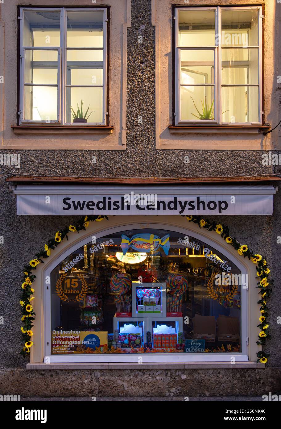 Salzburg, Österreich - 24. Oktober 2024: Ein schwedischer Süßigkeitenladen in Salzburg ist ein Fachgeschäft, das eine große Auswahl an traditionellen schwedischen Süßigkeiten und Süßigkeiten anbietet Stockfoto