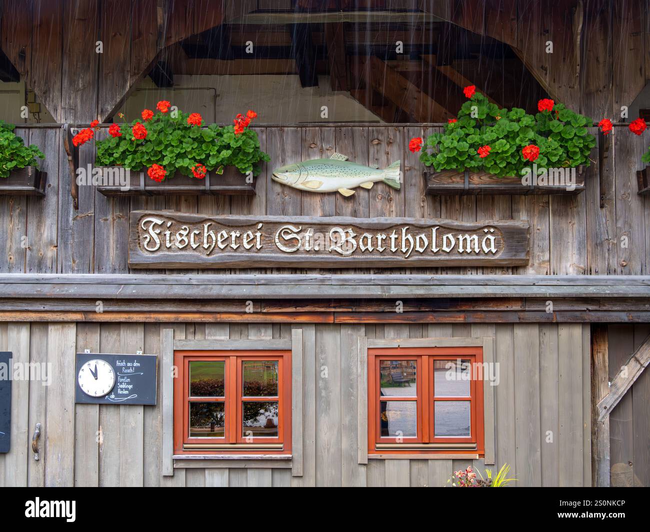 Schönau, Deutschland - 23. Oktober 2024: Fischerei St. Bartholoma ist eine traditionelle Angelstation in der malerischen Umgebung von St. Bartholoma, i. Stockfoto
