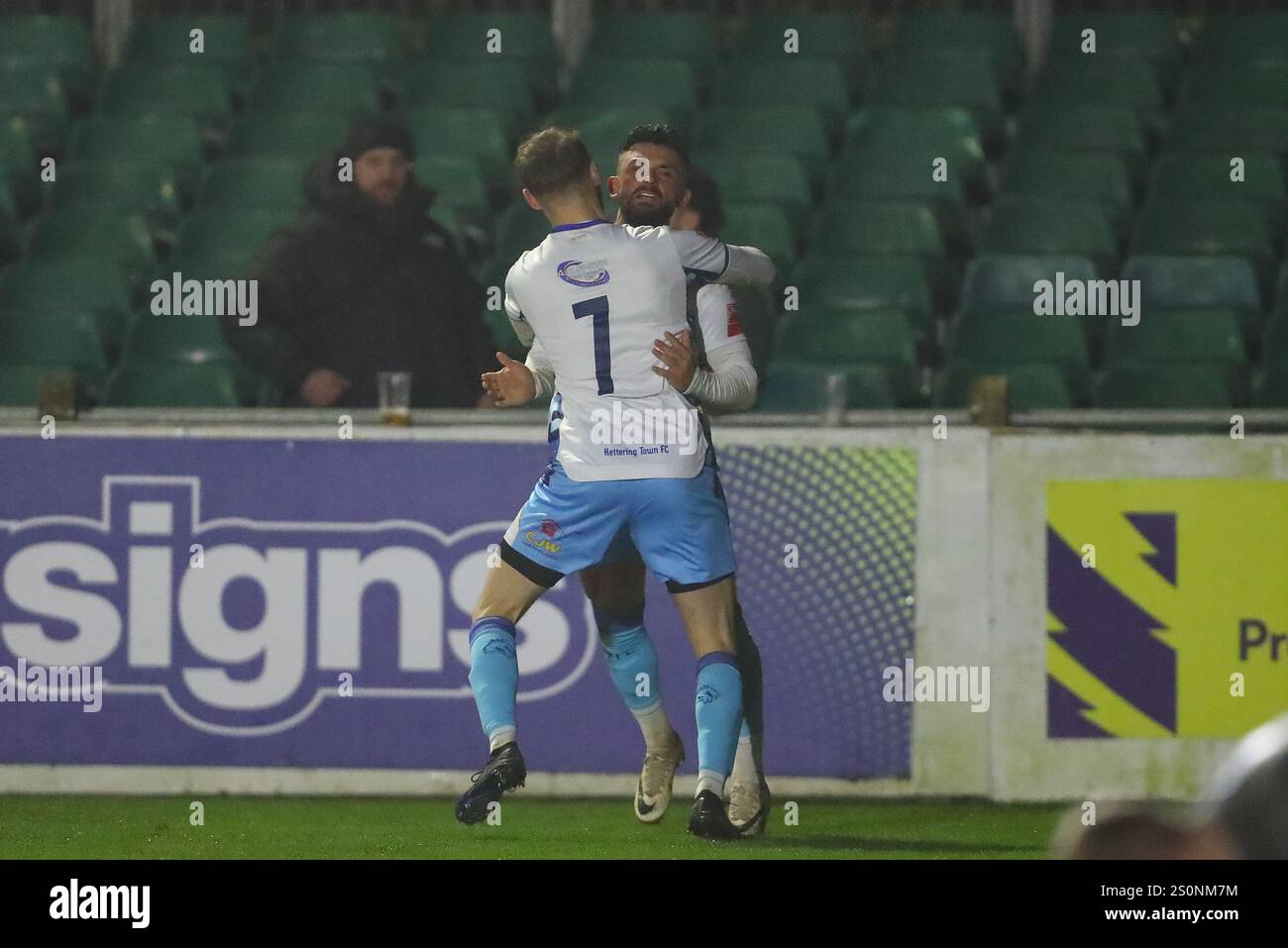 Tiddington, Großbritannien, 28. Dezember 2024. Callum Powell von Kettering feiert, nachdem er das dritte Tor seines Teams während des Spiels der Southern League Premier Division Central zwischen Stratford Town FC und Kettering Town FC erzielt hat. (Quelle: Gustavo Pantano/Alamy Live News) Stockfoto