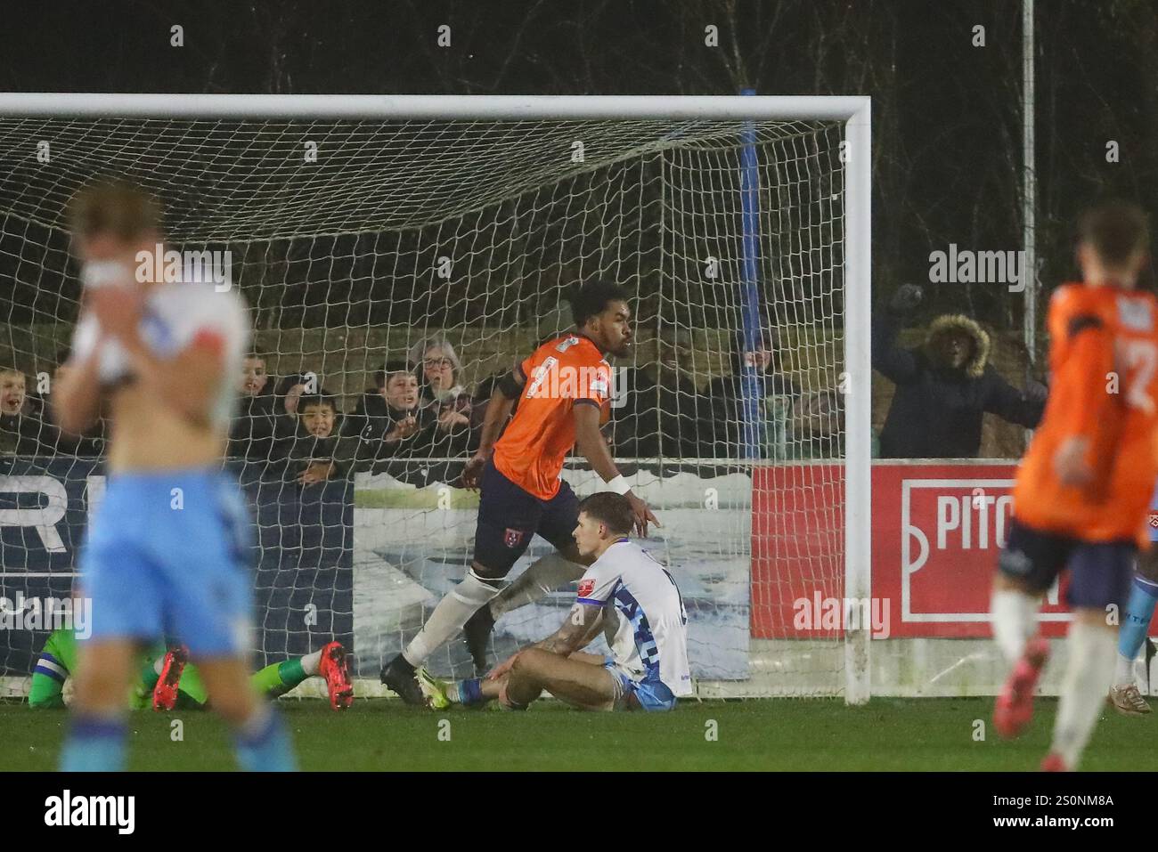 Tiddington, Großbritannien, 28. Dezember 2024. Callum Banks of Stratford feiert, nachdem sein Team während des Spiels der Southern League Premier Division Central zwischen Stratford Town FC und Kettering Town FC das dritte Tor erzielte. (Quelle: Gustavo Pantano/Alamy Live News) Stockfoto