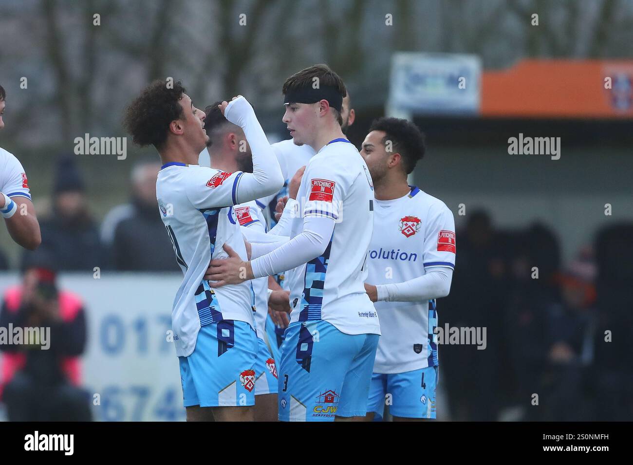 Tiddington, Großbritannien, 28. Dezember 2024. Gary Stohrer von Kettering feiert, nachdem er das erste Tor seines Teams während des Spiels der Southern League Premier Division Central zwischen Stratford Town FC und Kettering Town FC erzielt hat. (Quelle: Gustavo Pantano/Alamy Live News) Stockfoto