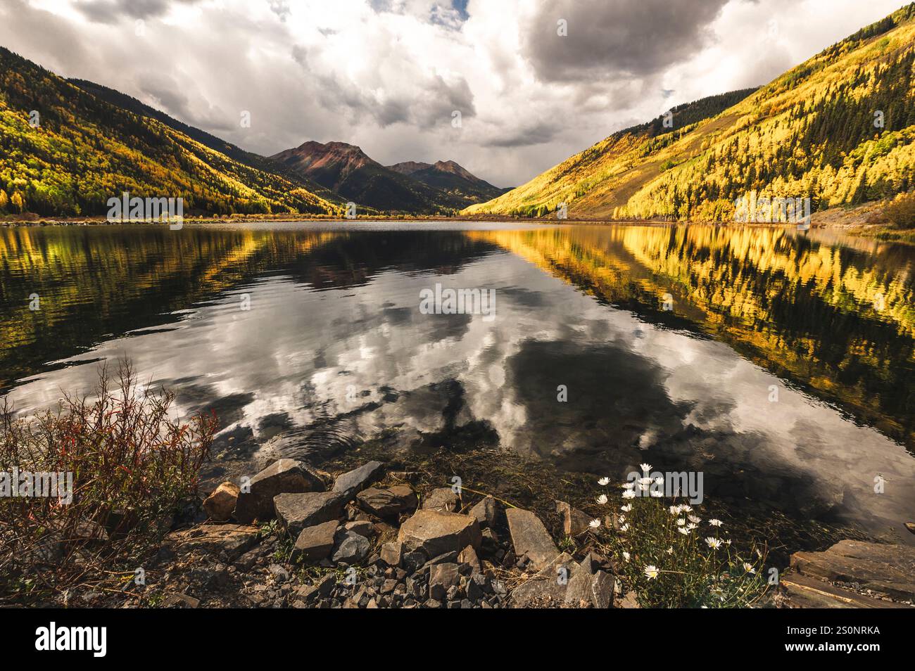Der Ruhige Mountain Lake Reflektiert Den Herbstwald Unter Dramatischem Himmel Stockfoto