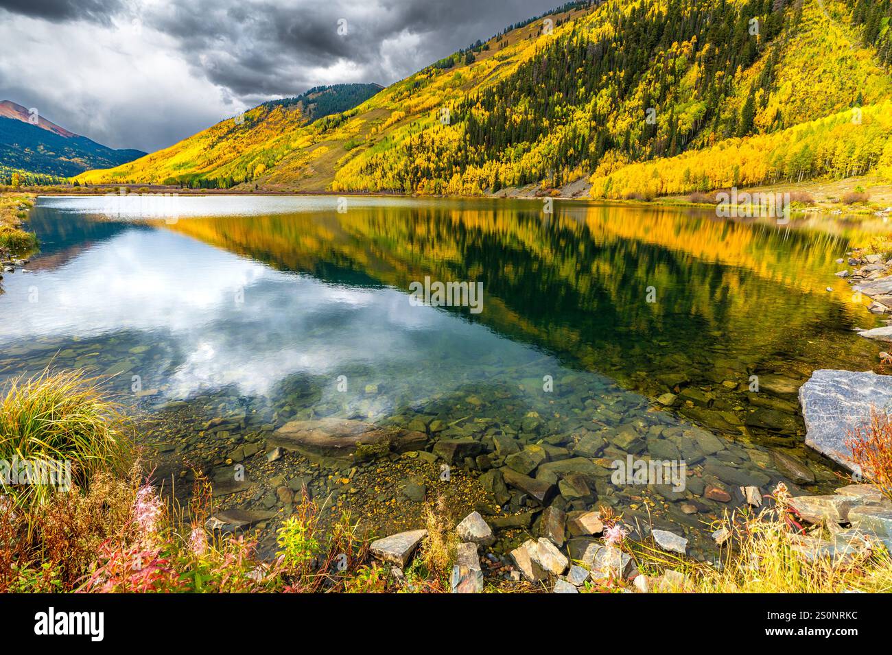 Crystal Lake mit Reflexion im Herbst Stockfoto