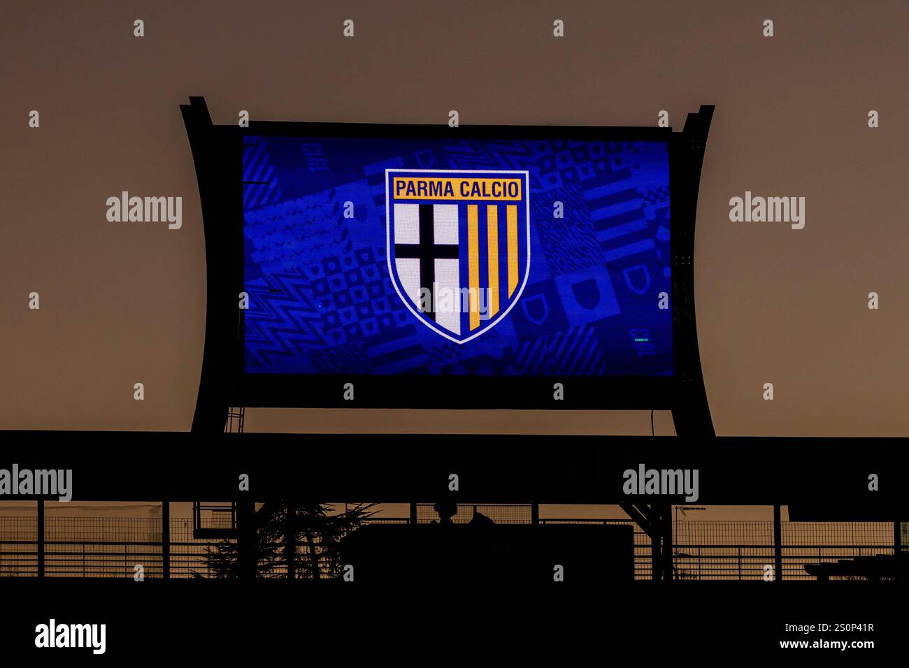 Parma, Italien. Dezember 2024. Das Parma-Logo ist am Ende des Spiels der Serie A zwischen Parma und AC Monza am 28. Dezember 2024 im Ennio Tardini-Stadion in Parma zu sehen. Credit: Mairo Cinquetti/Alamy Live News Stockfoto