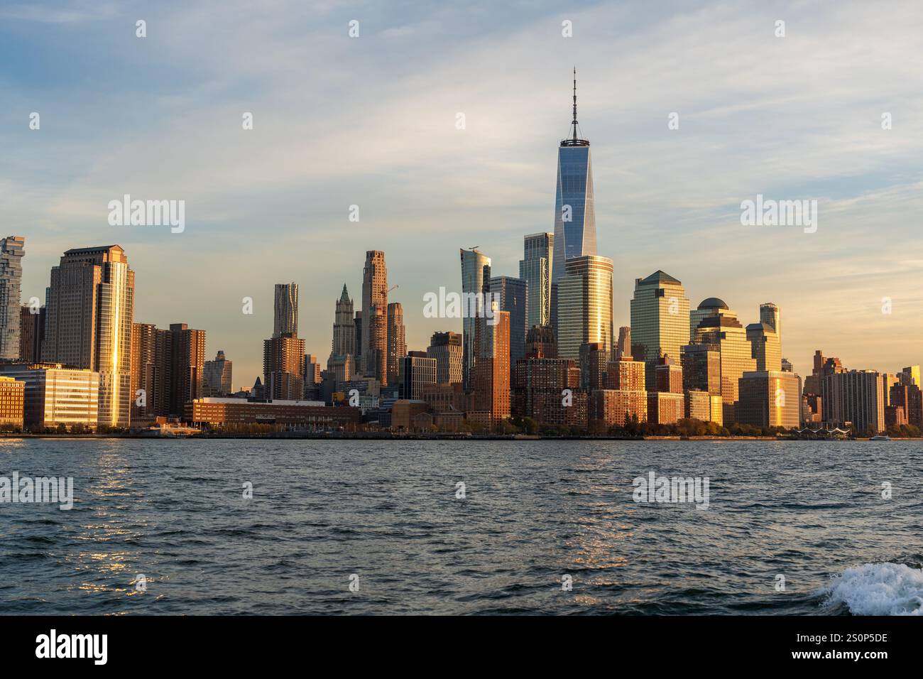 Die berühmte Skyline von New York City vom Hudson von Midtown bis Lower Manhattan ist reich an Geschichte und berühmten Wahrzeichen Stockfoto