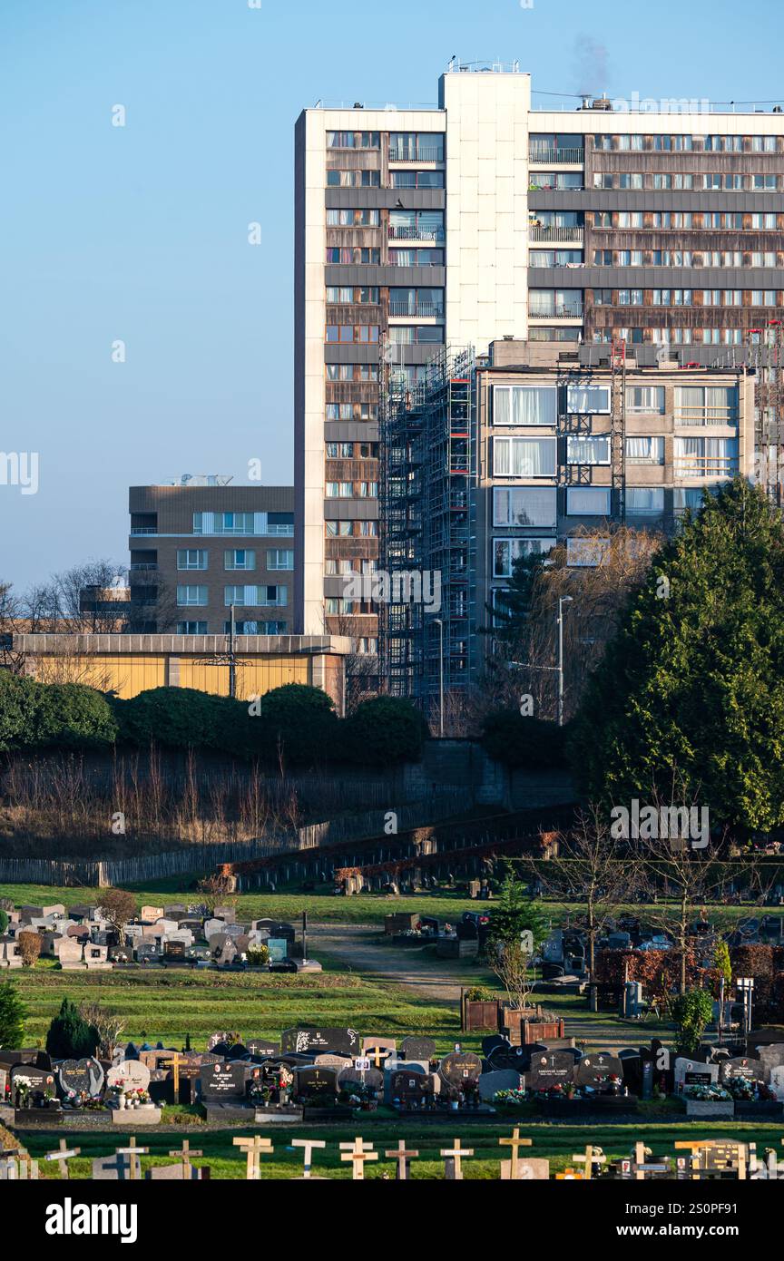 Friedhöfe und Sozialwohnungen in Jette, Region Brüssel-Hauptstadt, Belgien, 28. Dezember 2024 Stockfoto