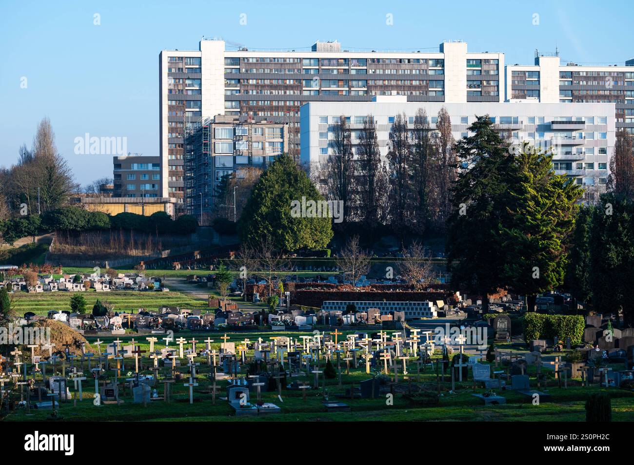 Friedhöfe und Sozialwohnungen in Jette, Region Brüssel-Hauptstadt, Belgien, 28. Dezember 2024 Stockfoto