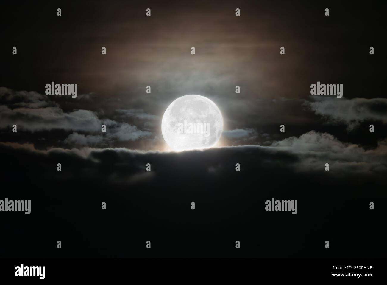 Heller Vollmond, der durch nächtliche Wolken in Südkalifornien zieht. Stockfoto