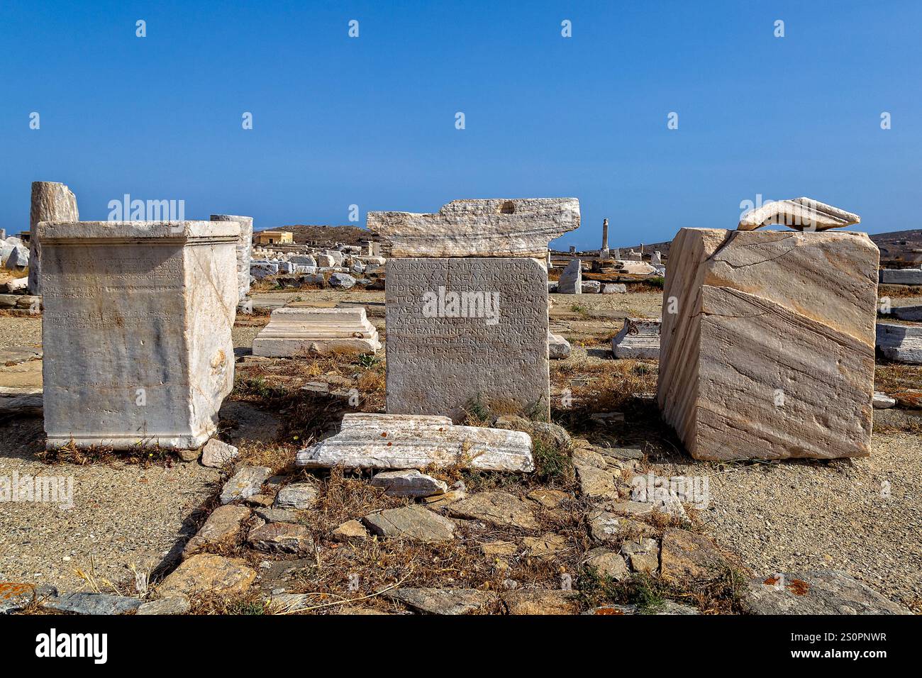 Antike Ruinen von Steinsäulen in einer historischen archäologischen Stätte Stockfoto