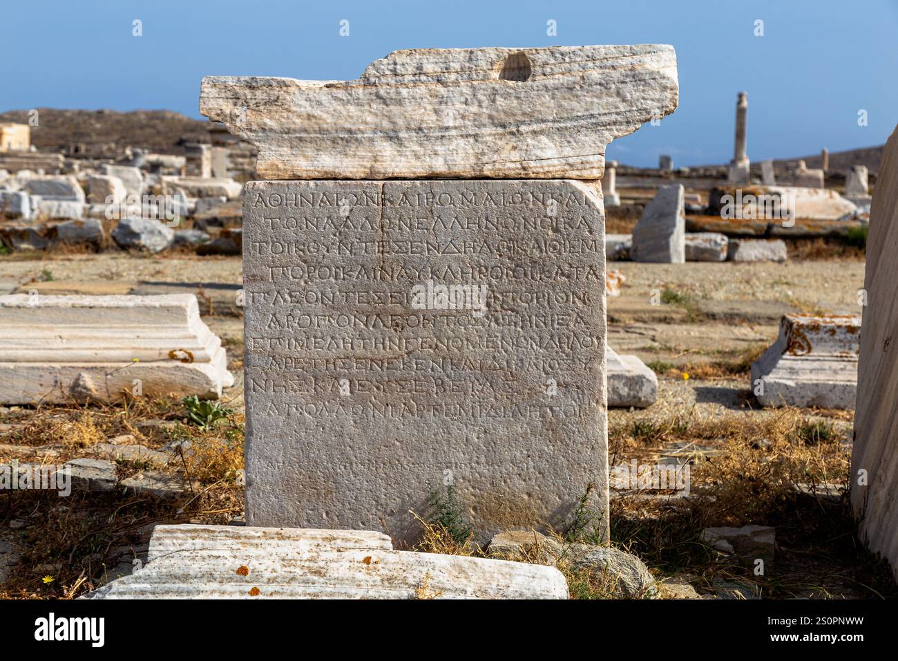 Antike Gravur Steinplatte Inmitten Historischer Ruinen Unter Hellem Klaren Himmel, Delos, Griechenland Stockfoto