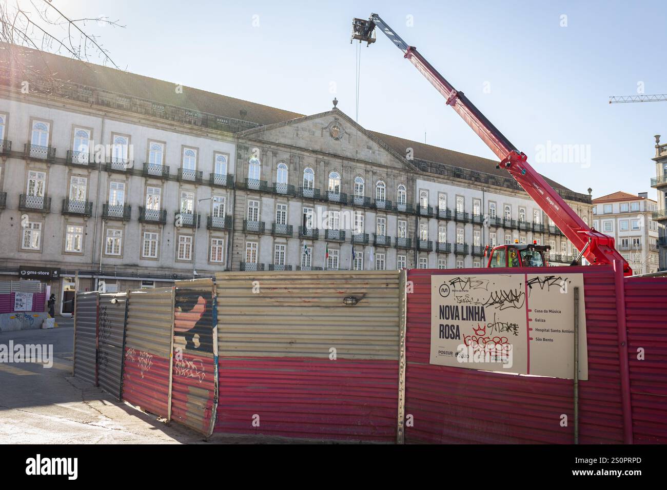 Blick auf die Baustelle für die neue Pink Line der Porto Metro an der Aliados Avenue. Die Neubauarbeiten für die rosa Linie der Metro Porto im Stadtzentrum, an der Aliados Avenue, in Porto, Portugal, laufen. Stockfoto