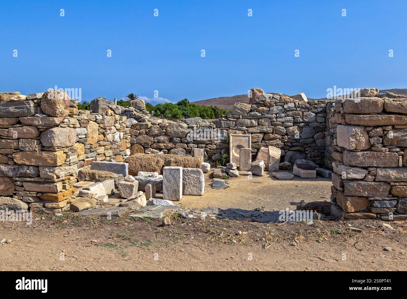 Antike Steinruinen in einer historischen Stätte unter dem blauen Himmel, Delos, Griechenland Stockfoto