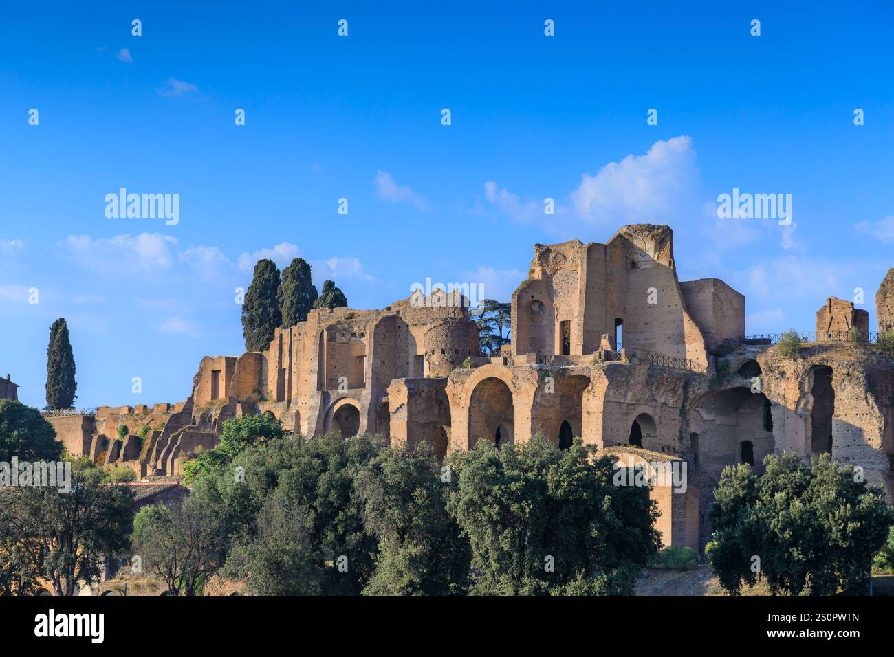 Blick auf den Palatin in Rom, Italien: Überreste des Domus Severiana. Stockfoto