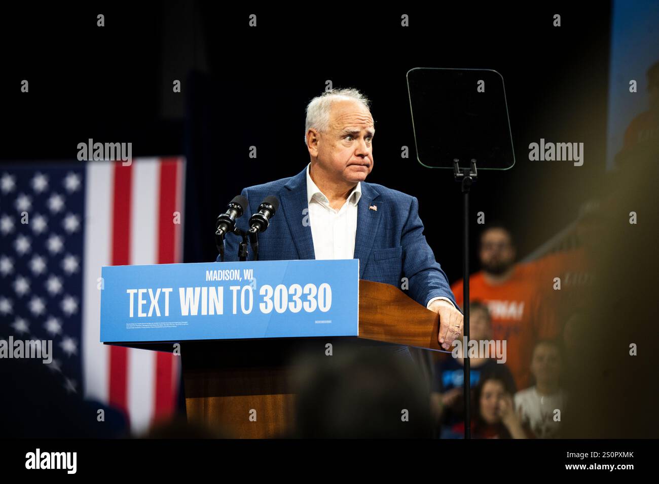 Der demokratische Vize-Präsidentschaftskandidat Tim Walz spricht bei einer Kundgebung während des Präsidentschaftswahlkampfs 2024. Stockfoto
