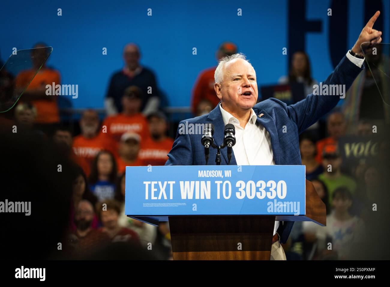Der demokratische Vize-Präsidentschaftskandidat Tim Walz spricht bei einer Kundgebung während des Präsidentschaftswahlkampfs 2024. Stockfoto