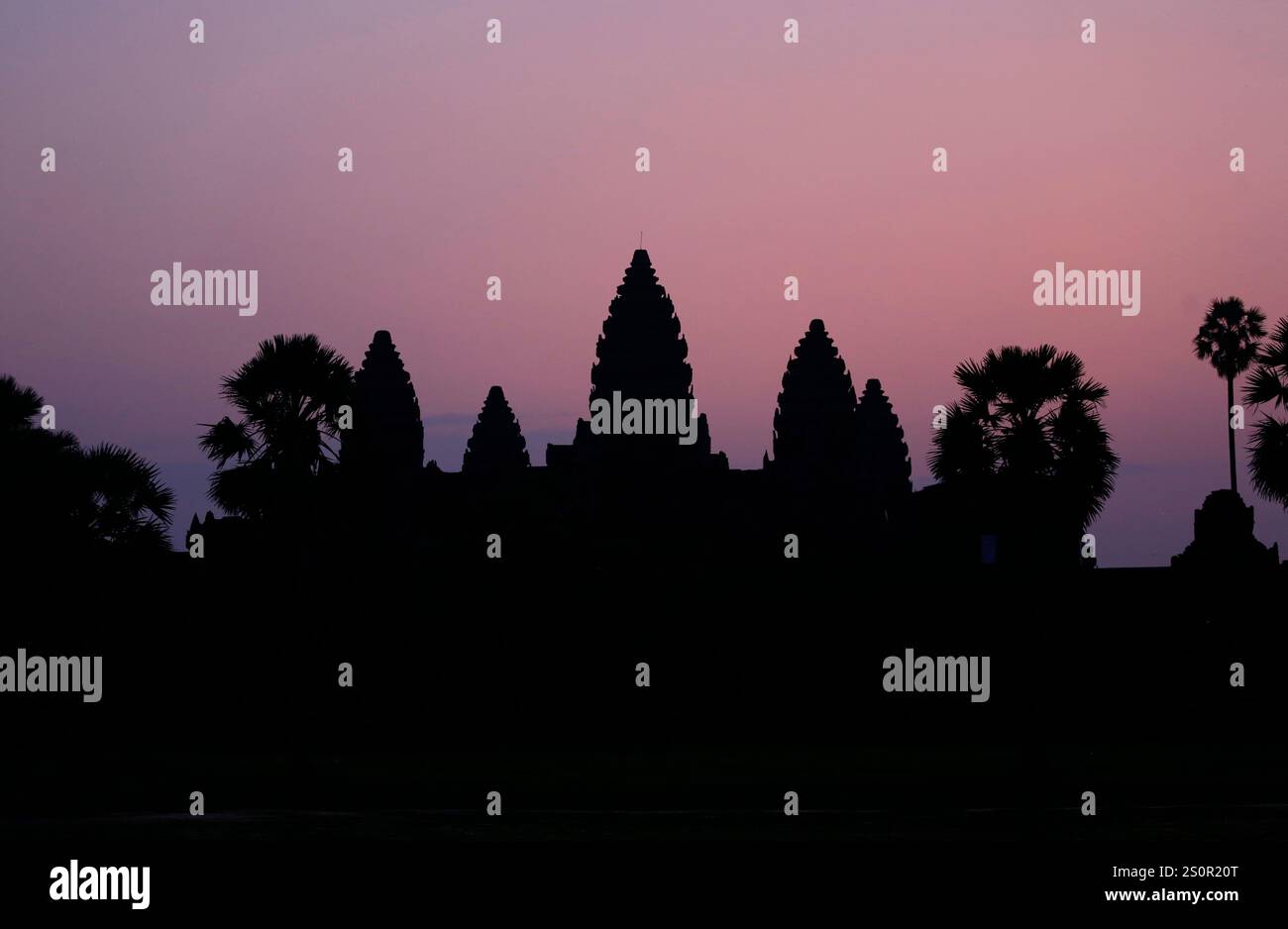 SIEM Reap, Kambodscha - 2. April 2023: Silhouette von Angkor Wat bei Sonnenaufgang. Der buddhistische Tempelkomplex gilt als das größte religiöse Denkmal. Stockfoto