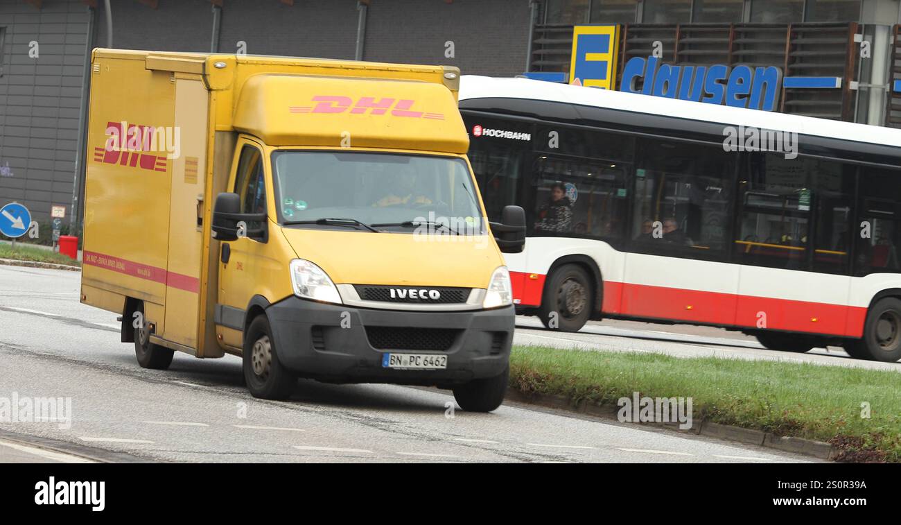 Ein Zustellfahrzeug der DHL Paket GmbH fährt die Saarlandstraße entlang. Barmbek Hamburg Stockfoto
