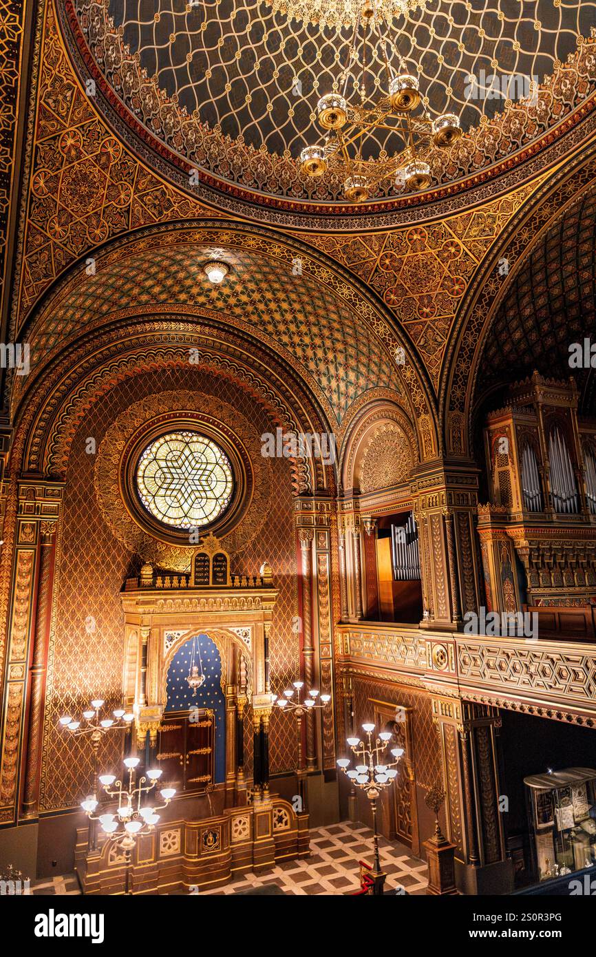 Vergoldetes Inneres der spanischen Synagoge im Stil der Maurischen Neuzeit, heute Haus eines Jüdischen Museums, in der Altstadt (Josefov), Prag, Tschechische Republik Stockfoto