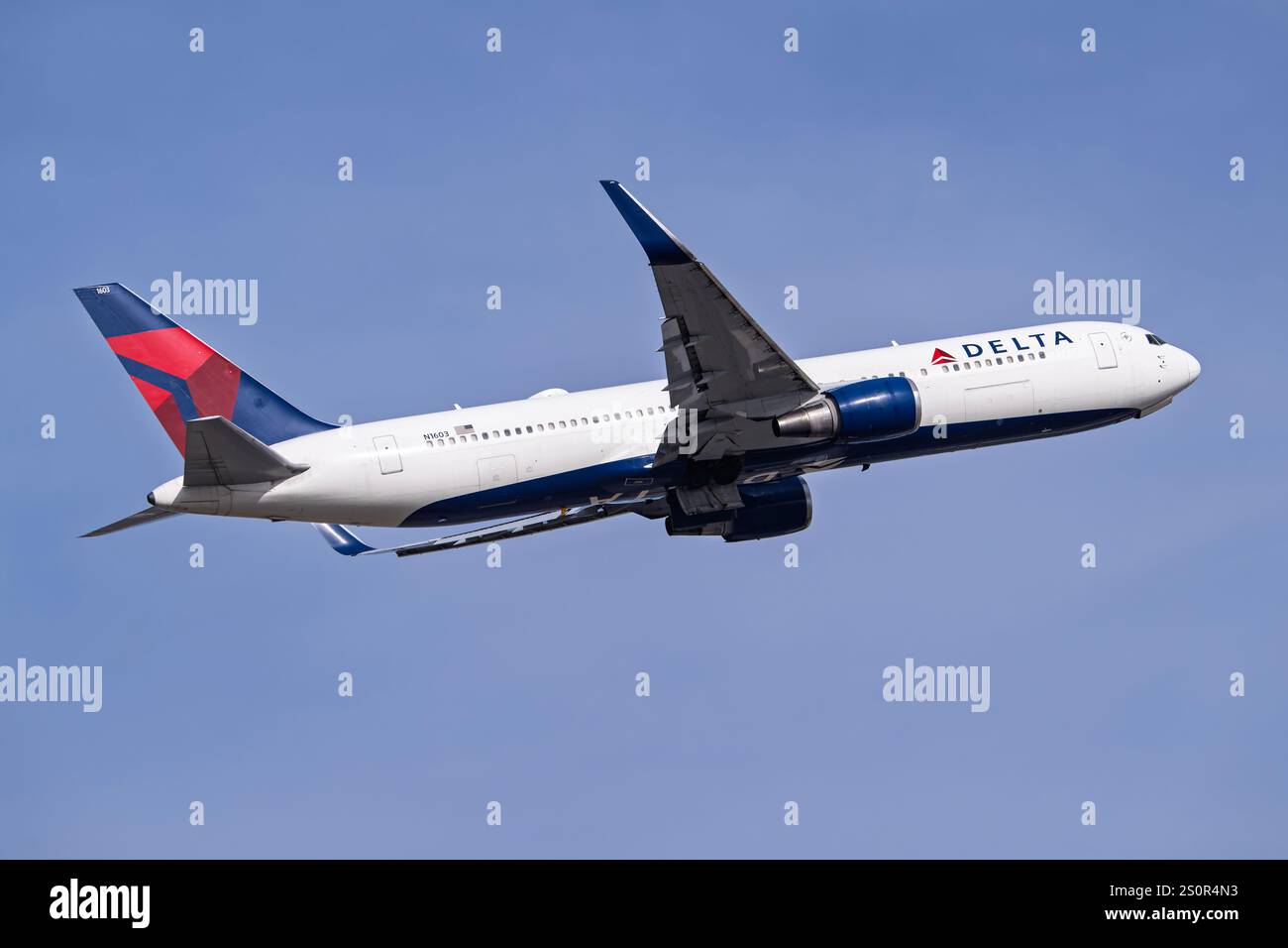 Internationaler Flughafen Sky Harbor 12-28-2024 Phoenix, AZ USA Delta Airlines Boeing 767-300 N1603 Abfahrt ab 7L am Sky Harbor Intl. Flughafen. Stockfoto