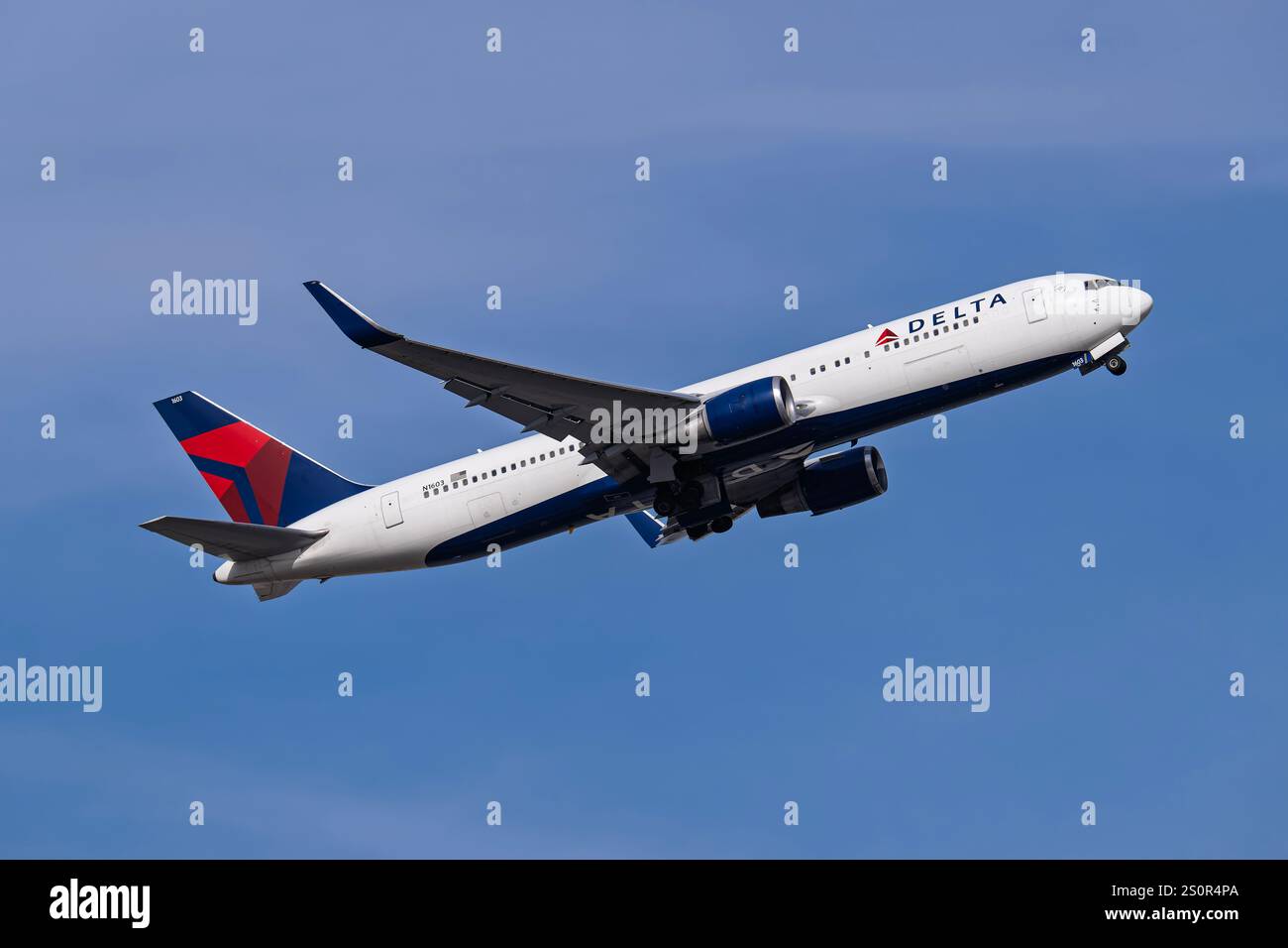 Internationaler Flughafen Sky Harbor 12-28-2024 Phoenix, AZ USA Delta Airlines Boeing 767-300 N1603 Abfahrt ab 7L am Sky Harbor Intl. Flughafen. Stockfoto