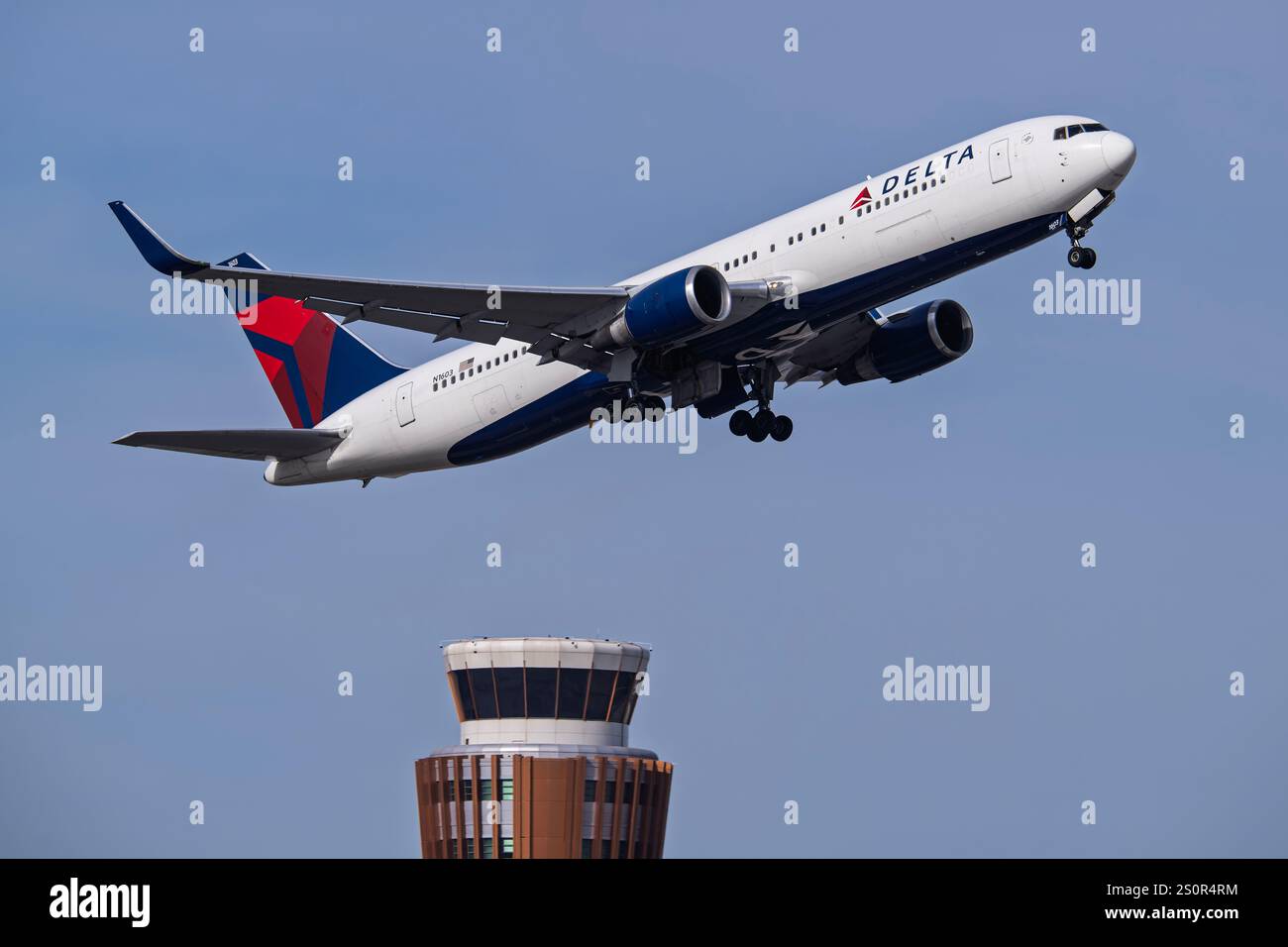 Internationaler Flughafen Sky Harbor 12-28-2024 Phoenix, AZ USA Delta Airlines Boeing 767-300 N1603 Abfahrt ab 7L am Sky Harbor Intl. Flughafen. Stockfoto