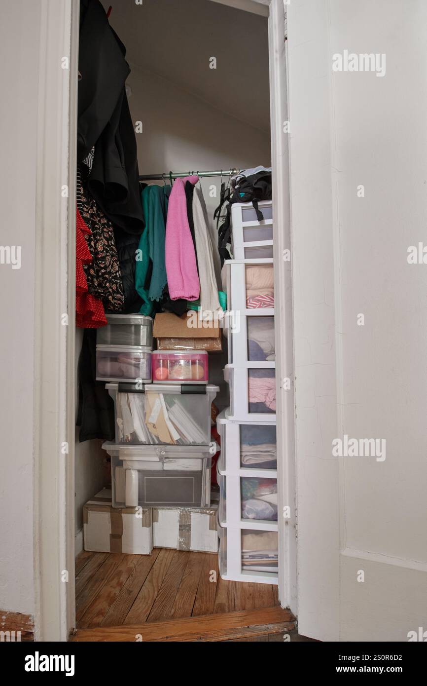 überlaufender kleiderschrank -Fotos und -Bildmaterial in hoher Auflösung – Alamy