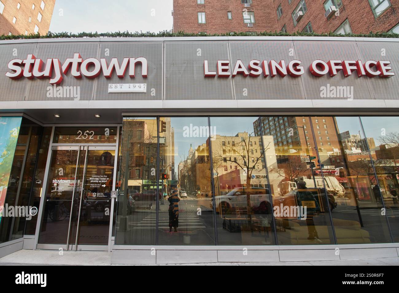 Straßeneingang zum Leasingbüro des Wohngebäudes Stuyvesant Town im East Village of Manhattan, New York City Stockfoto